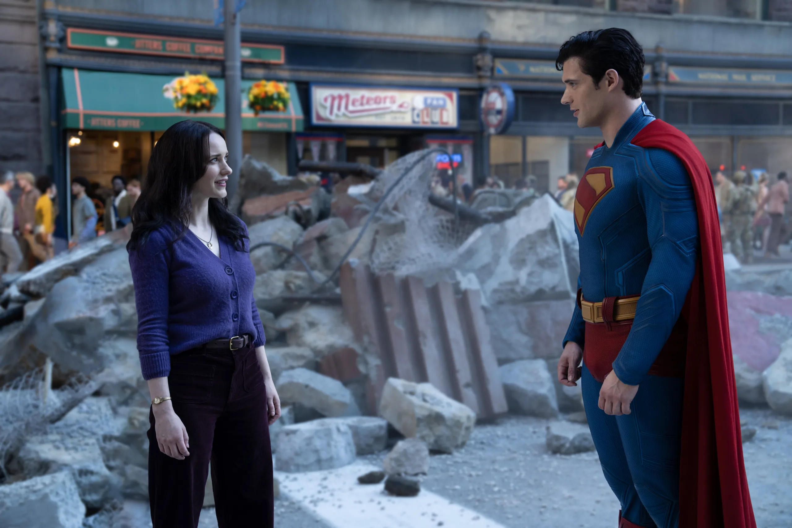 (L to r) RACHEL BROSNAHAN as Lois Lane and DAVID CORENSWET as Superman in Warner Bros. Pictures’ “SUPERMAN,” a Warner Bros. Pictures release.