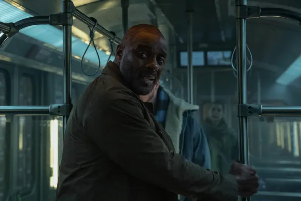 Idris Elba as Sam Nelson on Hijack Season 2 Episode 3