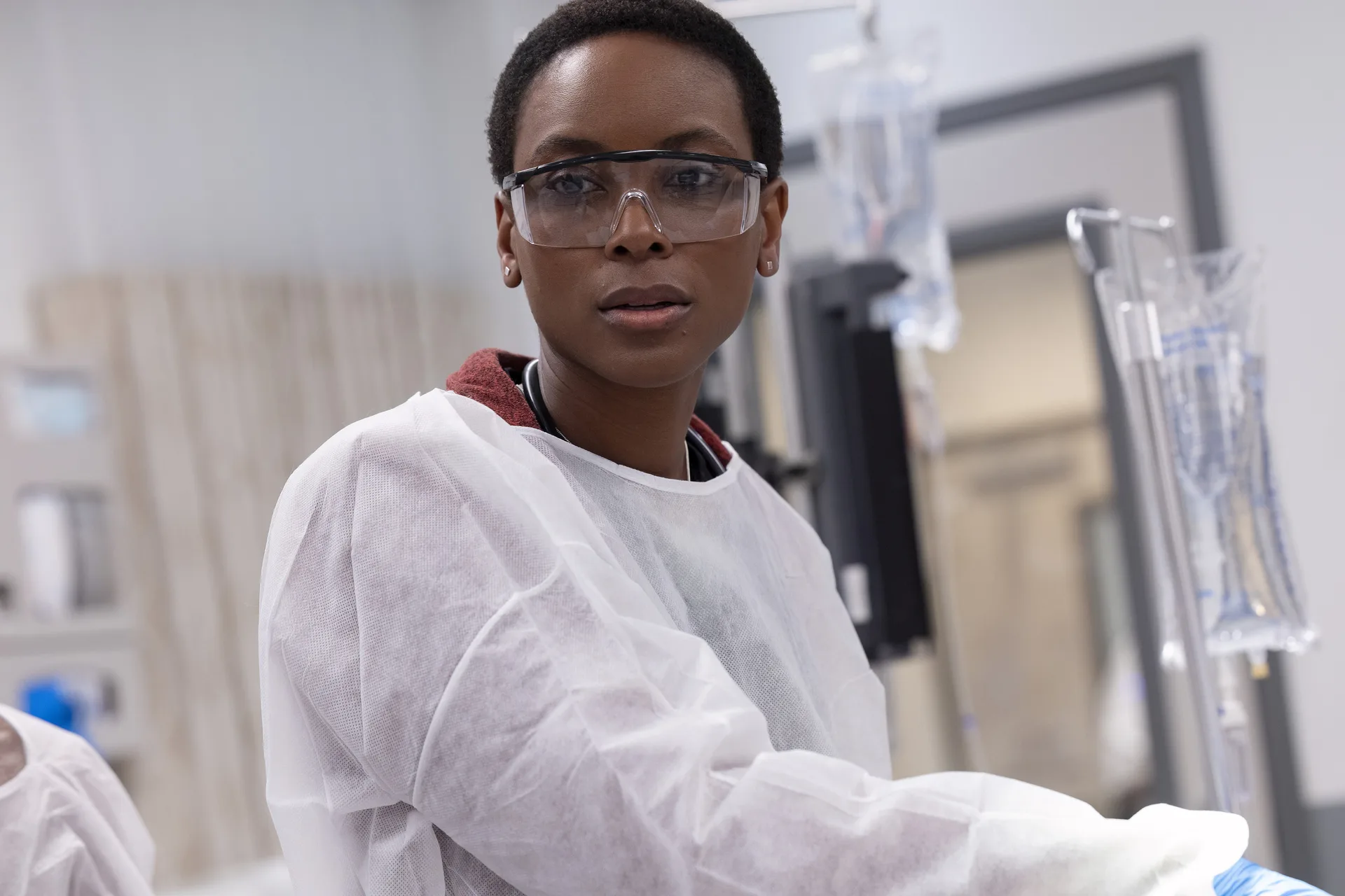 Team cuts open Hank and removes the nail. (Warrick Page/MAX) - Tracy Ifeachor as Dr Collins on The Pitt