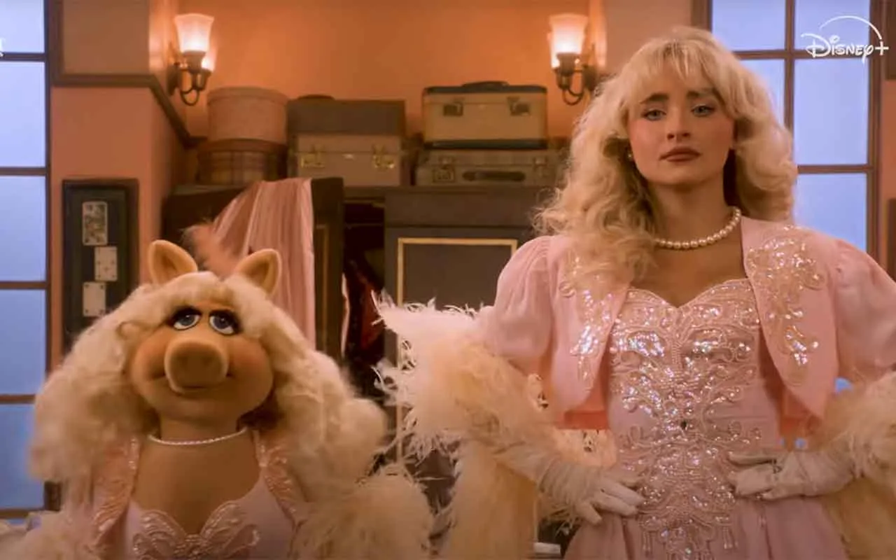 miss piggy and sabrina carpenter