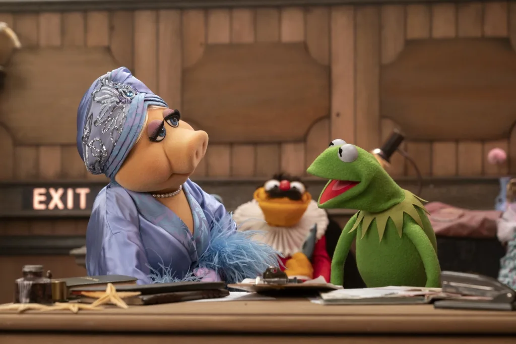 THE MUPPETS SHOW SPECIAL - (Disney/Mitch Haaseth) MISS PIGGY, LEW ZEALAND, KERMIT