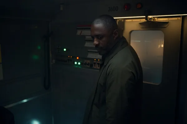Idris Elba as Sam Nelson in Hijack Season 2 Episode 5