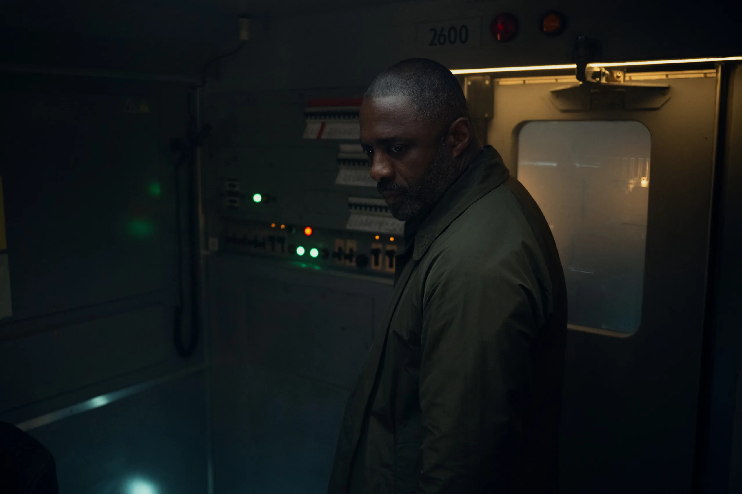 Idris Elba as Sam Nelson in Hijack Season 2 Episode 5