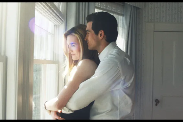 Love Story: John F. Kennedy Jr. & Carolyn Bessette -- Pictured: (l-r) Sarah Pidgeon as Carolyn Bessette Kennedy, Paul Kelly as John F. Kennedy Jr. CR: FX